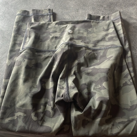 Lululemon winder under camouflage crop - Picture 2 of 2